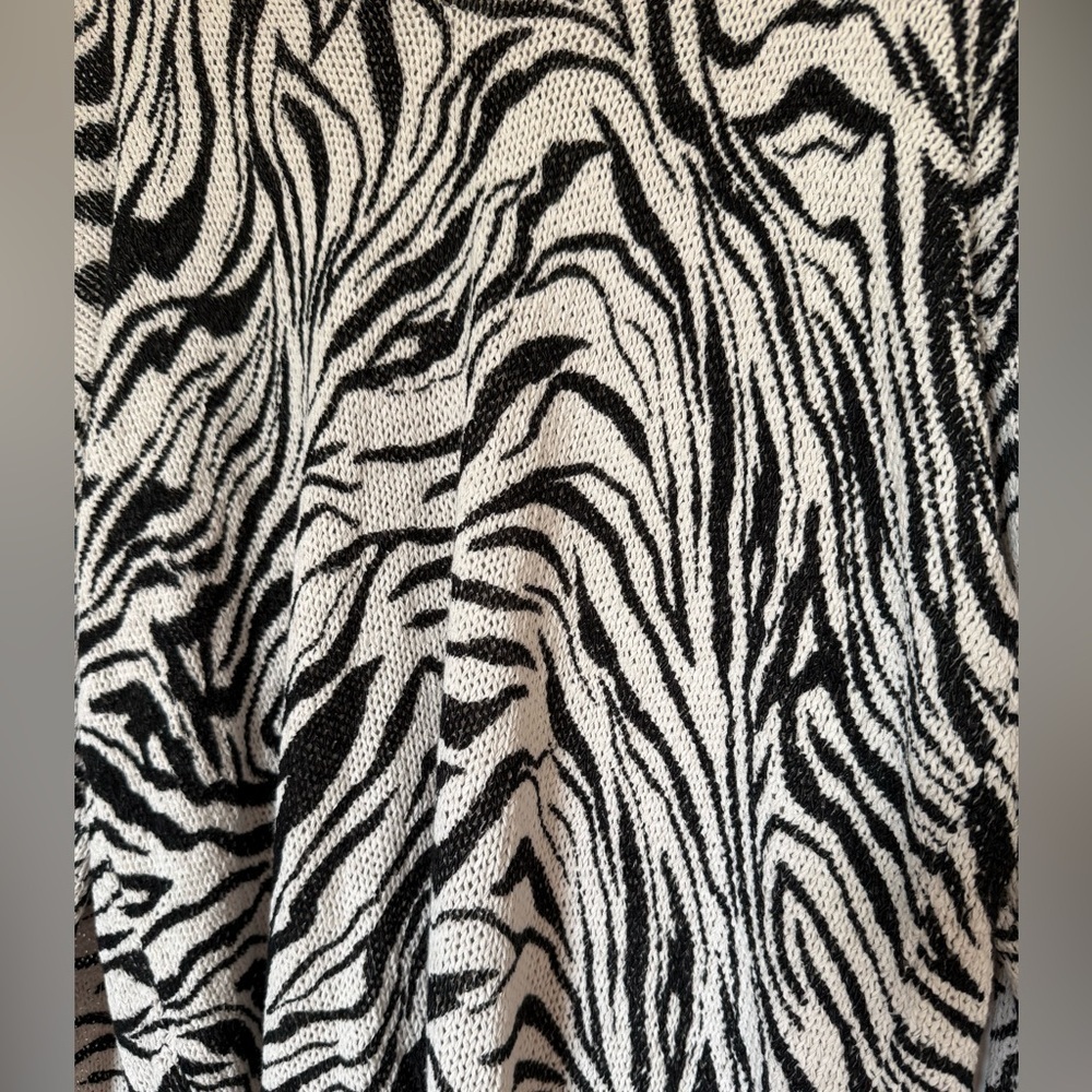 Show Me Your Mumu Women’s Zebra Print Hug Me Pullovers Sweater size XS NWOT - Picture 6 of 11